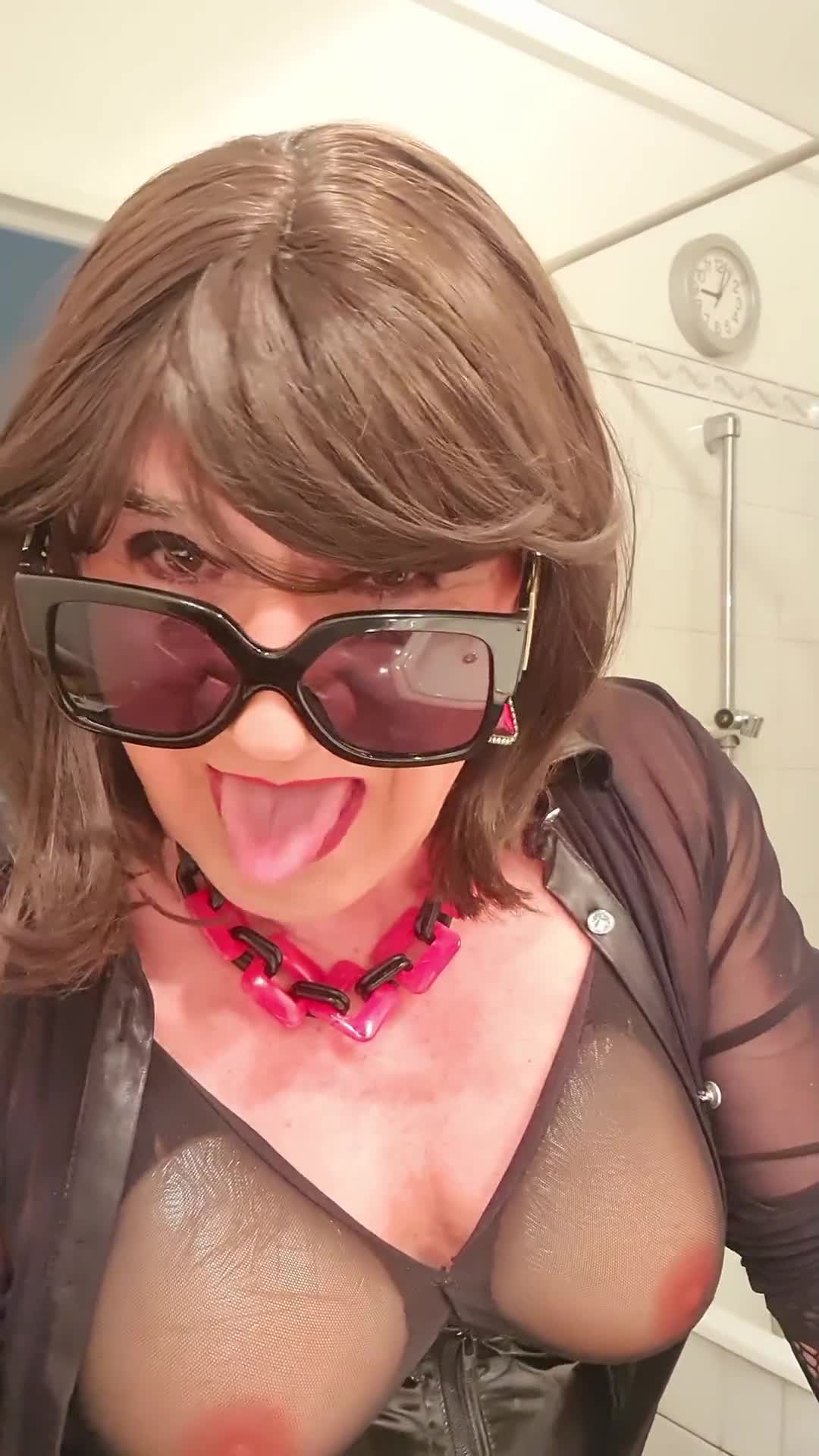 Mature tongue fetish